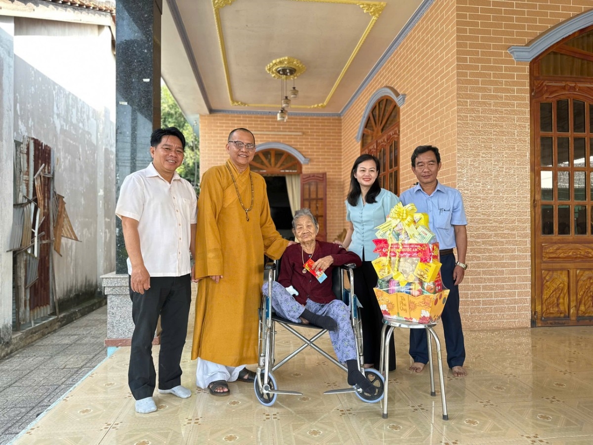 Chức sắc tôn giáo cùng chính quyền thăm hỏi giúp những người khó khăn có thể đón một cái Tết trọn vẹn