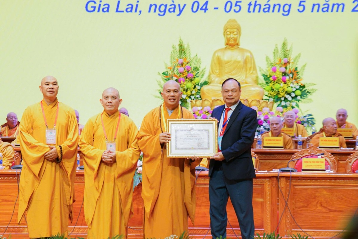 Ban Trị sự Giáo hội Phật giáo Việt Nam tỉnh Gia Lai nhận Bằng khen của Ủy ban Nhân dân tỉnh Gia Lai trao tặng