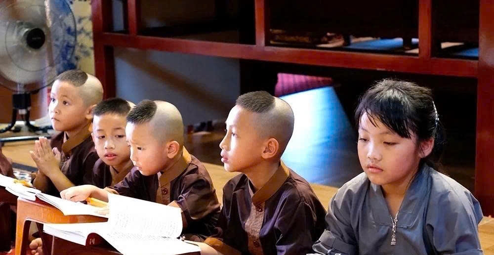  Đối với các em nhỏ, sư thầy ở chùa Bầu trở thành người cha, người mẹ thứ hai.