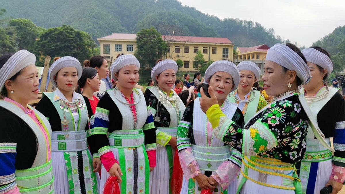 Phụ nữ Mông Trắng tham gia lễ hội Gầu Tào