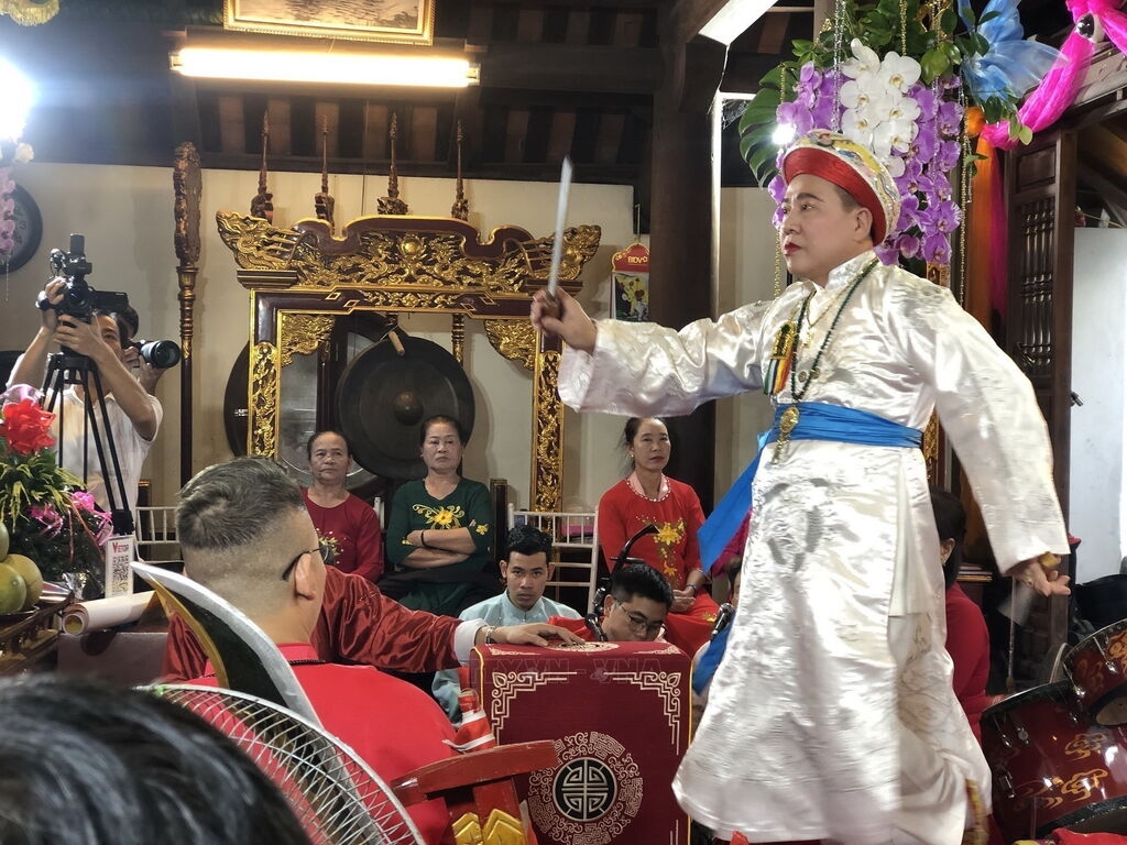 Nghệ nhân Nguyễn Văn Dương (Thái Bình) thực hành tín ngưỡng thờ Mẫu tại đền Thủy Trung Tiên (Hà Nội). (Ảnh: Phương Lan/TTXVN)