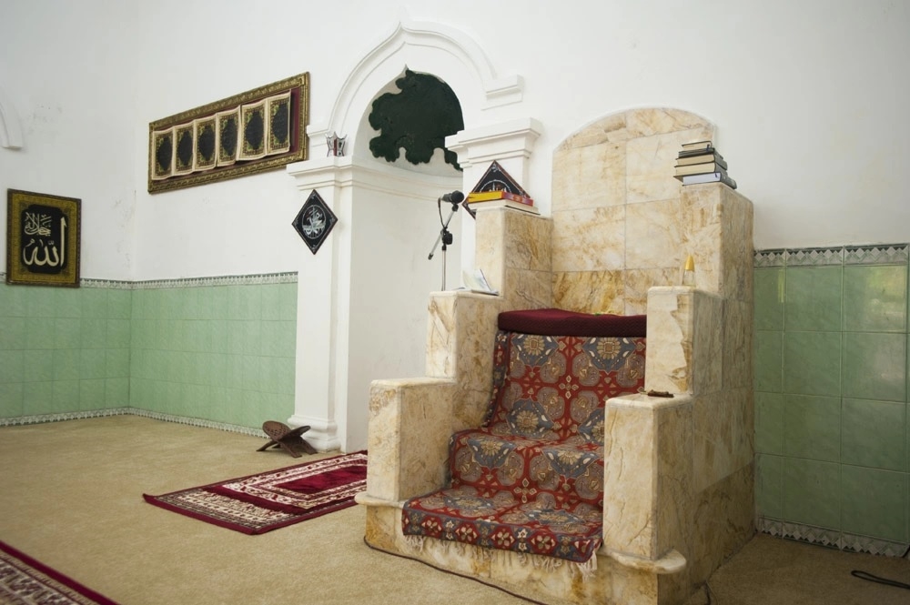Bệ đá nơi Imam (chủ lễ) thực hiện những nghi thức tôn giáo vào sáng thứ 6 hằng tuần.