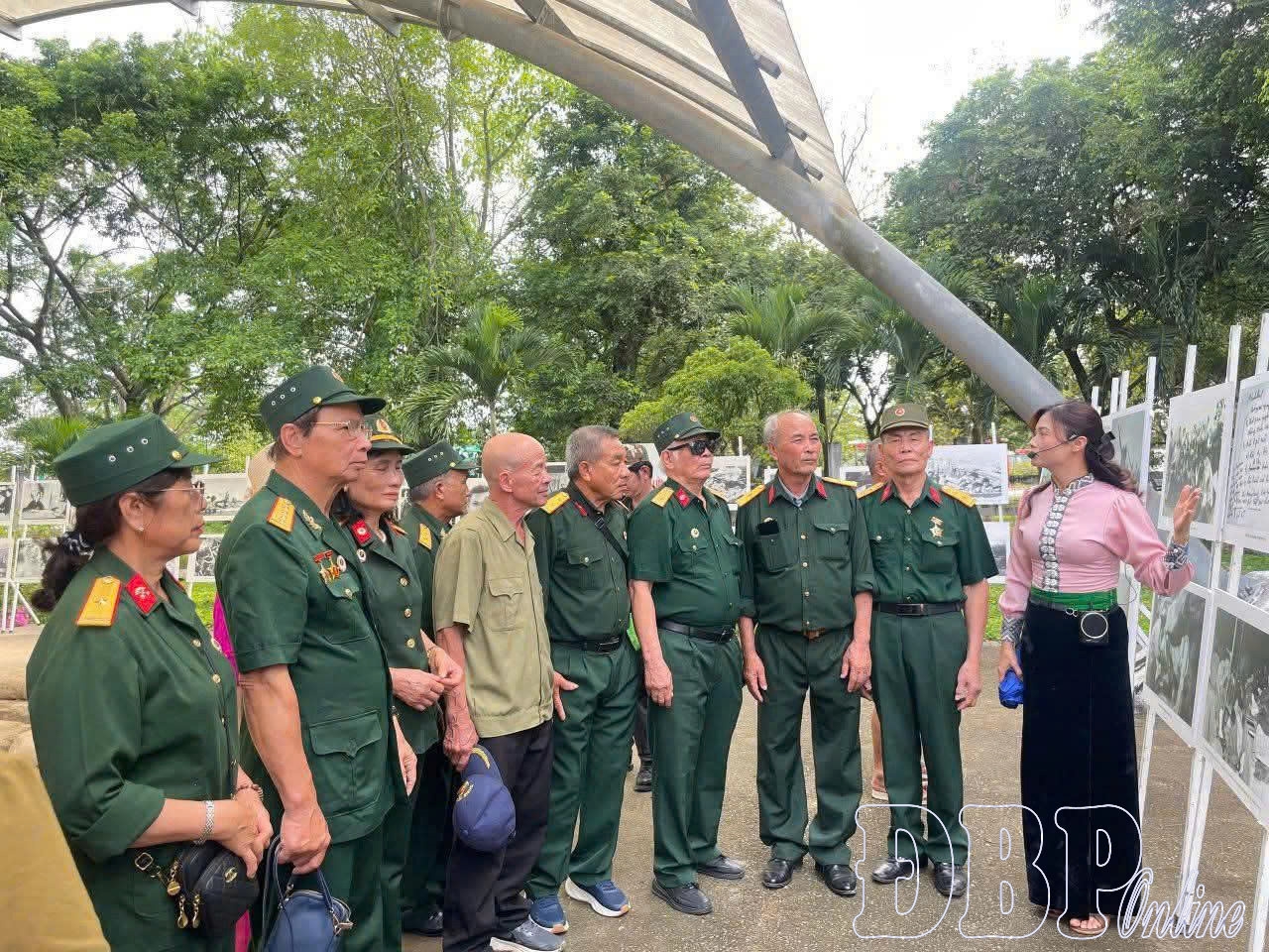 Cựu chiến binh tham quan triển lãm ảnh: “Chiến thắng Điện Biên Phủ - Mốc vàng lịch sử” tại di tích Hầm Đờ Cát.