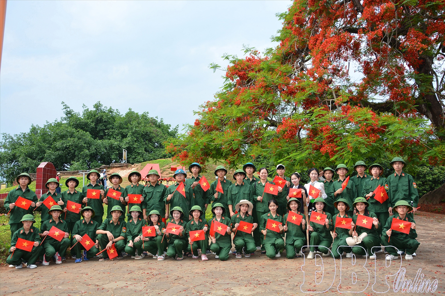 Cựu chiến binh tham quan triển lãm ảnh: “Chiến thắng Điện Biên Phủ - Mốc vàng lịch sử” tại di tích Hầm Đờ Cát
