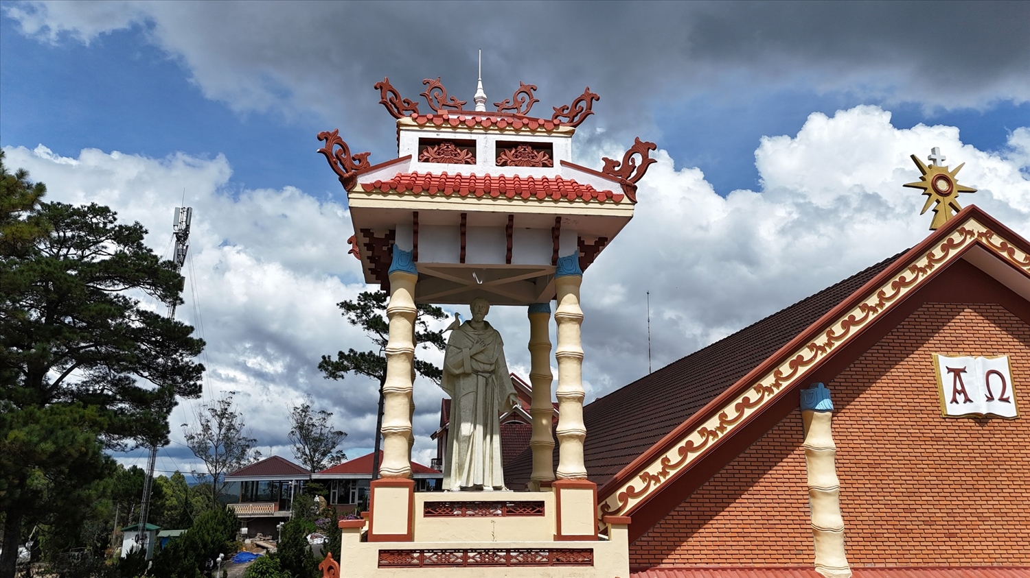 Sự kết hợp hài hòa giữa đình, chùa Việt và thánh đường Công giáo không chỉ tạo nên một công trình kiến trúc độc đáo.