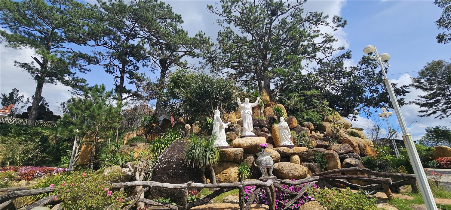 Nhà thờ Du Sinh còn mang đến một cảm giác rất riêng, tĩnh lặng, an yên giữa lòng thành phố du lịch nhộn nhịp.