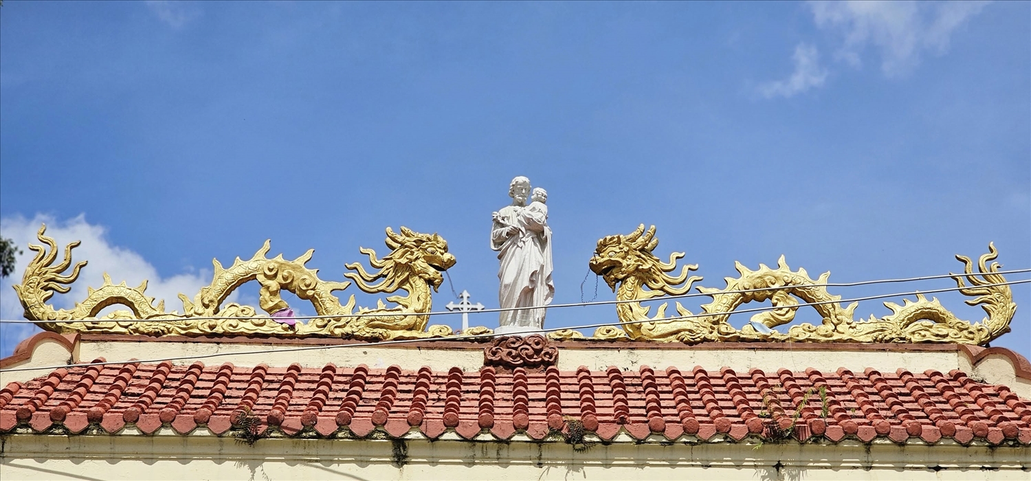 Hình ảnh lưỡng long chầu Thánh Giuse bế Chúa hài đồng ở cổng tam quan nhà thờ Du Sinh.