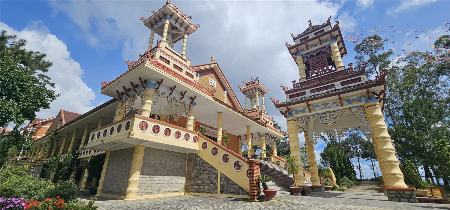 Các hàng cột lớn ngoài hành lang và cả trong thánh đường đều được đắp nổi hình cây tre, trúc gợi cảm giác rất thân thuộc và gần gũi với văn hóa làng quê của người Việt.