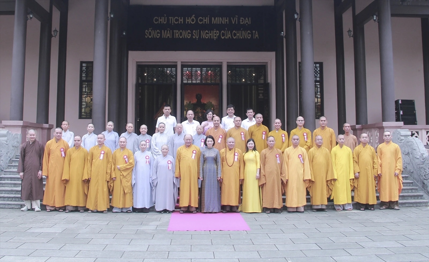 Các đại biểu chụp hình lưu niệm.