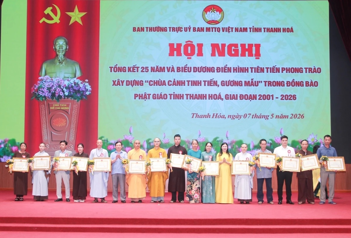 Các tập thể, cá nhân có thành tích xuất sắc trong thực hiện phong trào nhận Bằng khen của Ủy ban Mặt trận Tổ quốc Việt Nam tỉnh trao tặng.