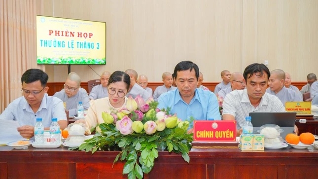 Đại biểu chính quyền tham dự phiên họp.