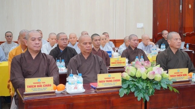 Chư tôn đức tham dự phiên họp.