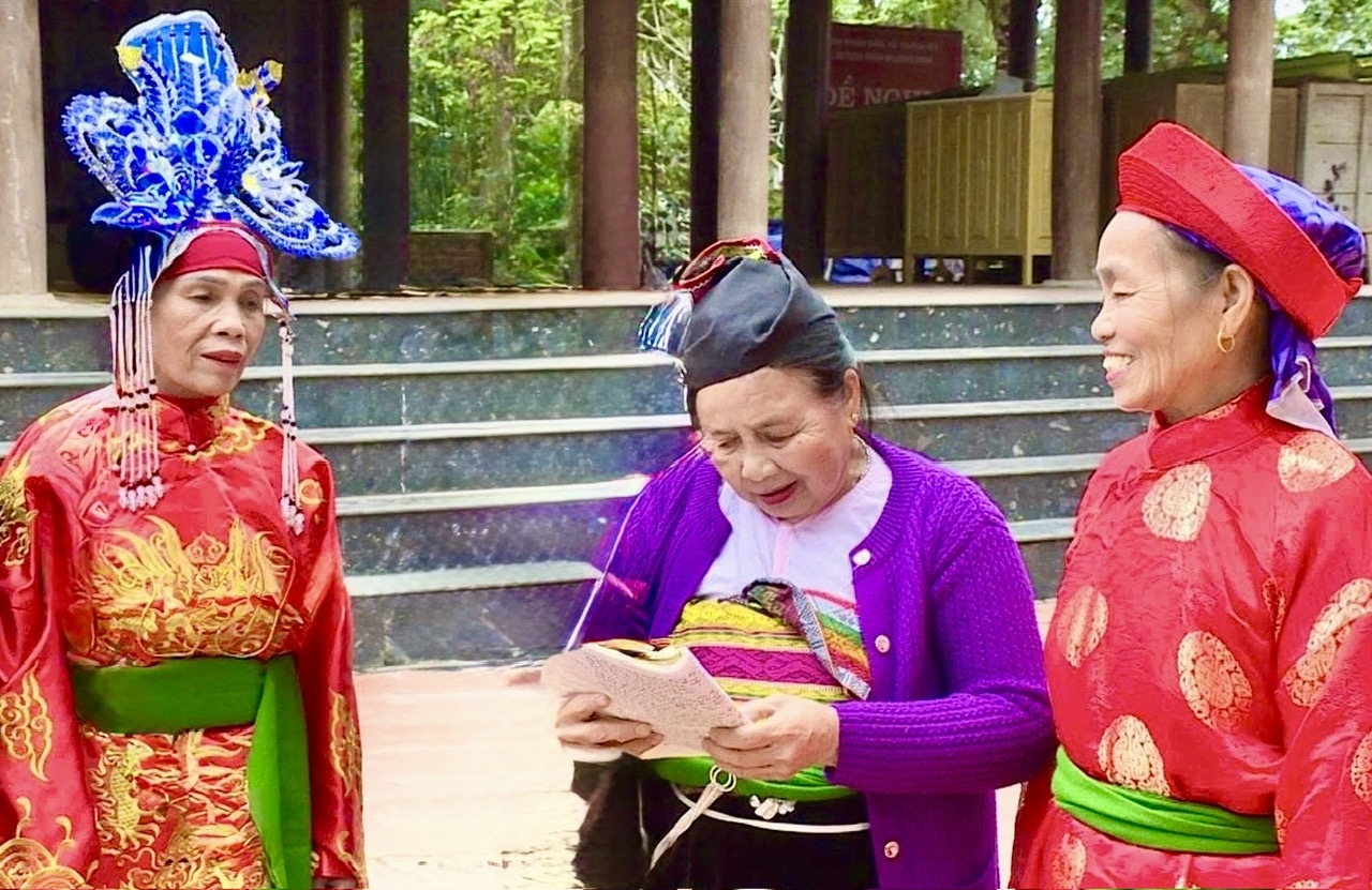 Nghệ nhân Bùi Thị Phiêu (ở giữa), Chủ tịch Câu lạc bộ Hát bội xã Thành Vinh.