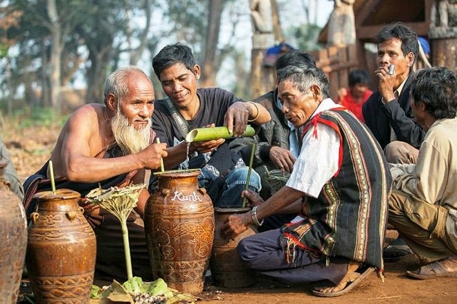 Uống rượu cần không phải để say mà để cảm nhận văn hóa và tình người
