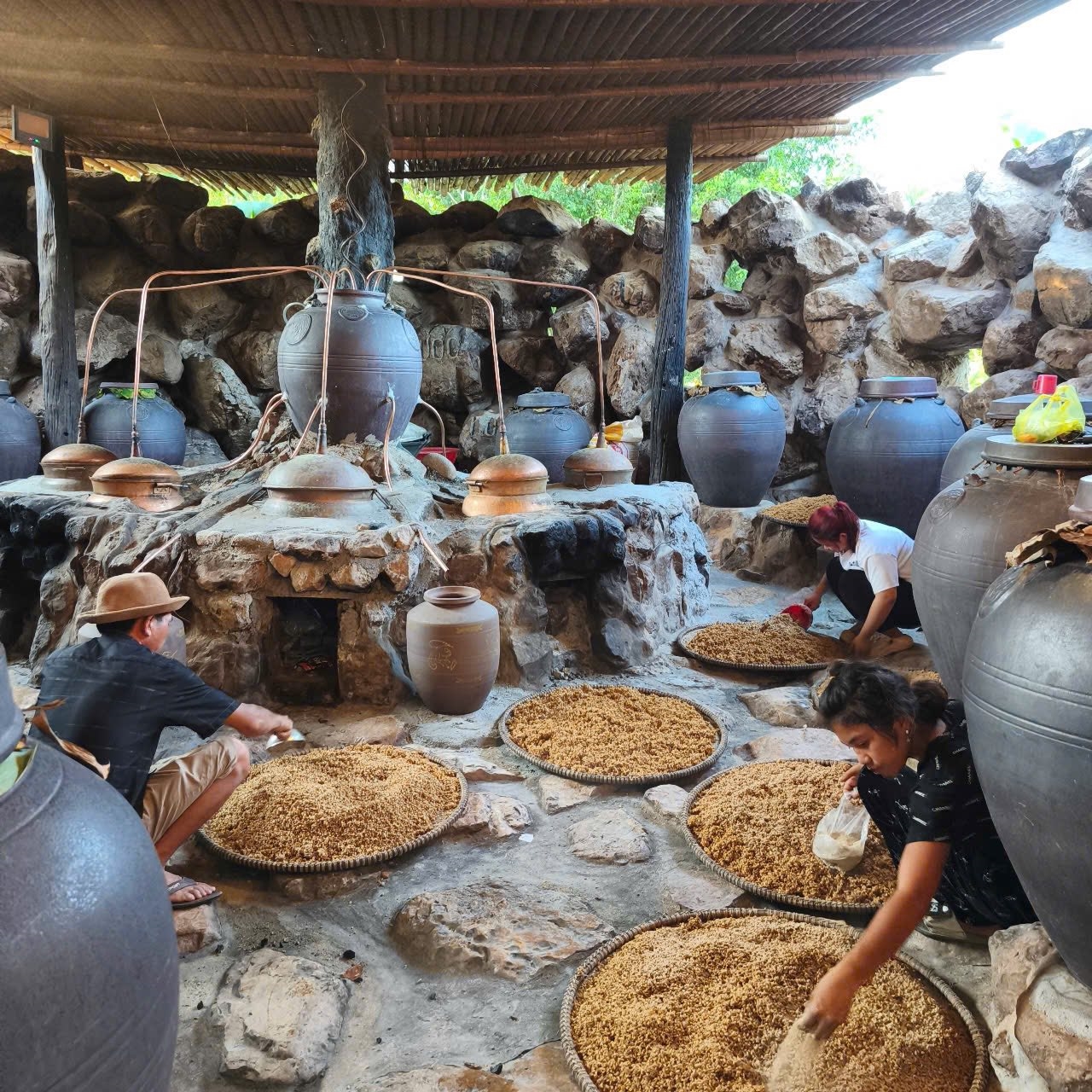 Nghề nấu rượu truyền thống không chỉ tạo việc làm, thu nhập ngay tại nhà cho người dân địa phương