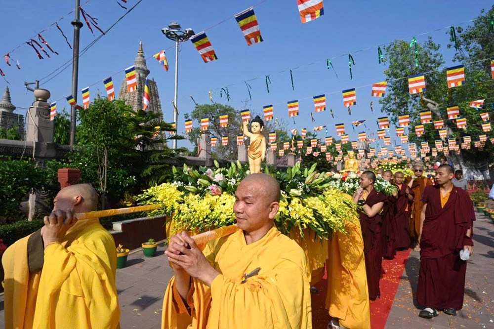 Chư tăng ni rước kiệu Phật.