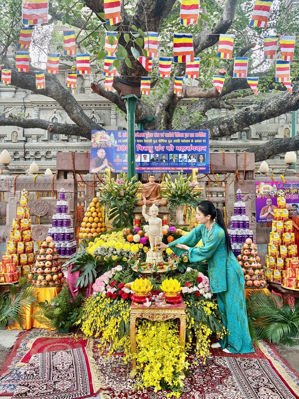 Phật tử Việt Nam tham gia nghi lễ tắm Phật tại Bồ Đề Đạo Tràng.