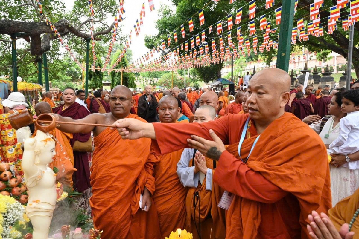 Nghi lễ tắm Phật của người Việt dưới cội Bồ Đề thu hút phật tử quốc tế.