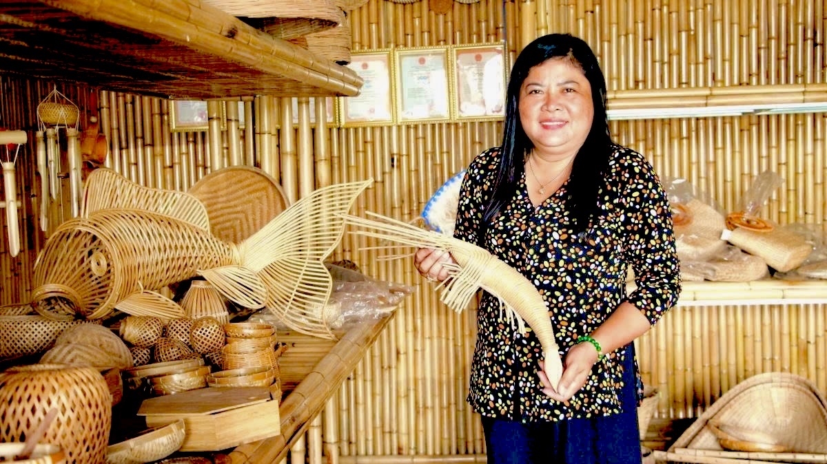 Chị Trương Thị Bạch Thủy góp phần hồi sinh nghề đan tre truyền thống của đồng bào Khmer