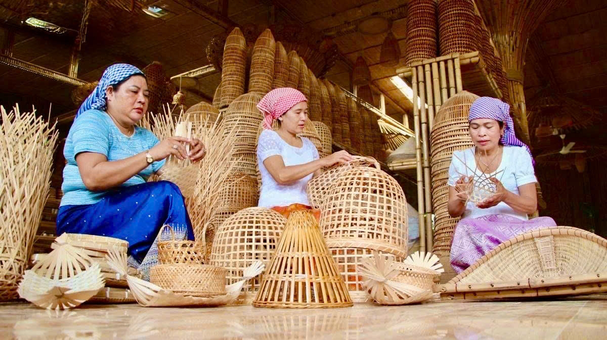 Không chỉ giữ nghề truyền thống, Hợp tác xã Mây tre đan Thủy Tuyết còn phát triển nhiều dòng sản phẩm tre trúc hiện đại, góp phần nâng đời sống kinh tế cho đồng bào Khmer ở miền Tây Nam Bộ