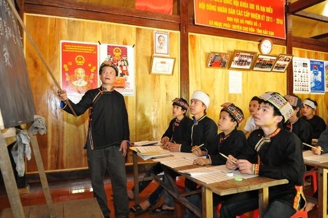 Giữ gìn ngôn ngữ dân tộc thiểu số hôm nay không chỉ là bảo tồn phương tiện giao tiếp, mà còn là giữ lấy ký ức cộng đồng, bản sắc văn hóa và sợi dây kết nối giữa các thế hệ