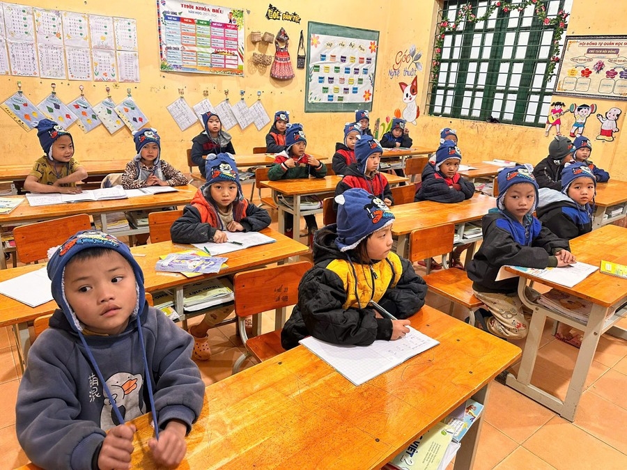 Bằng sự quan tâm của Đảng, Nhà nước cùng khát vọng đổi đời của đồng bào dân tộc thiểu số, những con đường đến trường nơi vùng cao hôm nay đang dần thay đổi. Nhiều ngôi trường mới được dựng lên giữa núi rừng, biên giới. Những con đường đất lầy lội năm nào dần được bê tông hóa