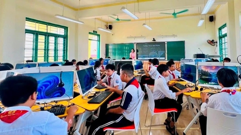 Giữa thời đại công nghệ số, nhiều trường học vùng cao hôm nay cũng đang từng bước đổi mới. Internet đã về đến nhiều bản làng xa xôi. Những chiếc máy tính, màn hình điện tử dần xuất hiện trong lớp học. Trẻ em, học sinh vùng cao giờ đây có thêm cơ hội tiếp cận tri thức rộng lớn hơn ngoài những trang sách cũ