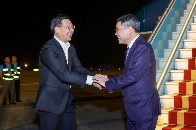 Phó Chủ nhiệm Văn phòng Chính phủ Phạm Mạnh Cường đón Thủ tướng Lê Minh Hưng tại sân bay Nội Bài - Ảnh: VGP/Nhật Bắc