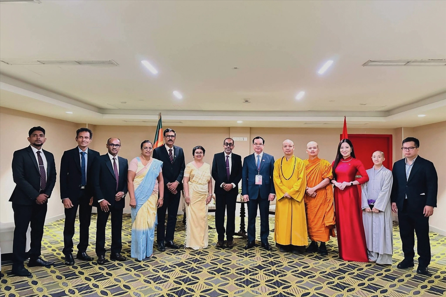 Đoàn công tác của Bộ Dân tộc và Tôn giáo chụp ảnh lưu niệm với Bộ trưởng Hiniduma Sunil Senevi và các đồng nghiệp Bộ Phật giáo, Tôn giáo và Văn hóa Sri Lanka. (Ảnh: Bộ Dân tộc và Tôn giáo)
