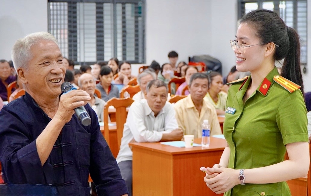 Người dân xã Sông Ray tham dự buổi tuyên truyền, hướng dẫn nâng cao nhận thức về phòng, chống ma túy và các hành vi vi phạm pháp luật liên quan.