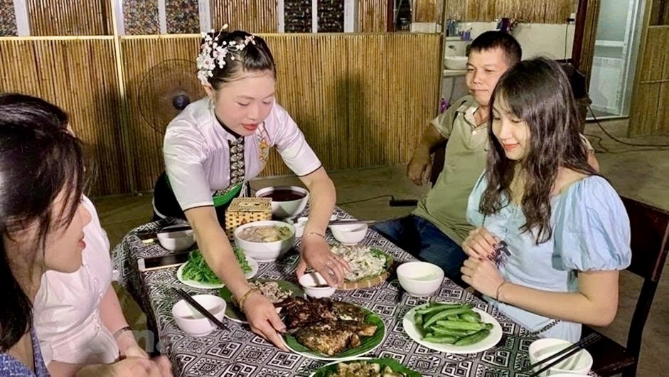 Những cô gái Thái ở miền núi Tây Bắc cho rằng món Pa pỉnh tộp sẽ tròn vị nhất khi thưởng thức cùng xôi nếp nương dẻo thơm và chẩm chéo đậm đà đặc trưng