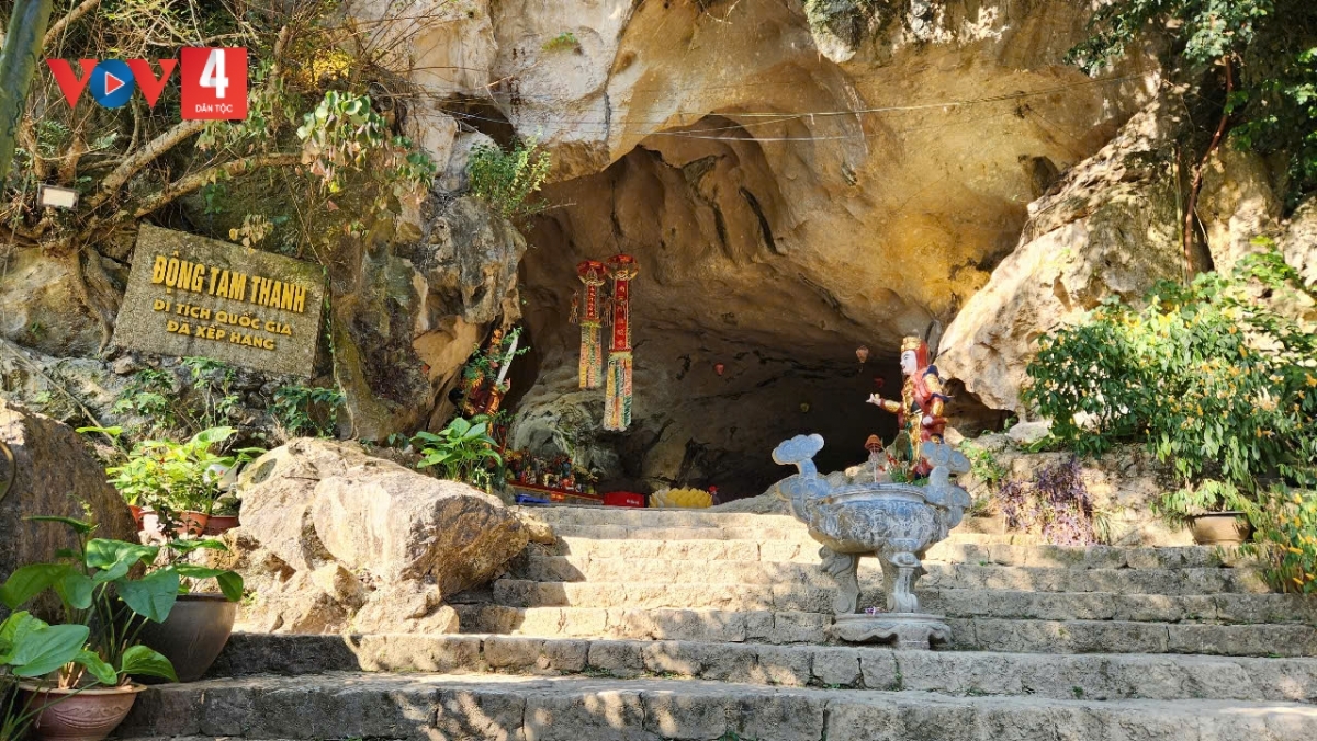 Động Tam Thanh ẩn mình trong núi đá vôi tọa lạc tại phường Tam Thanh, tỉnh Lạng Sơn
