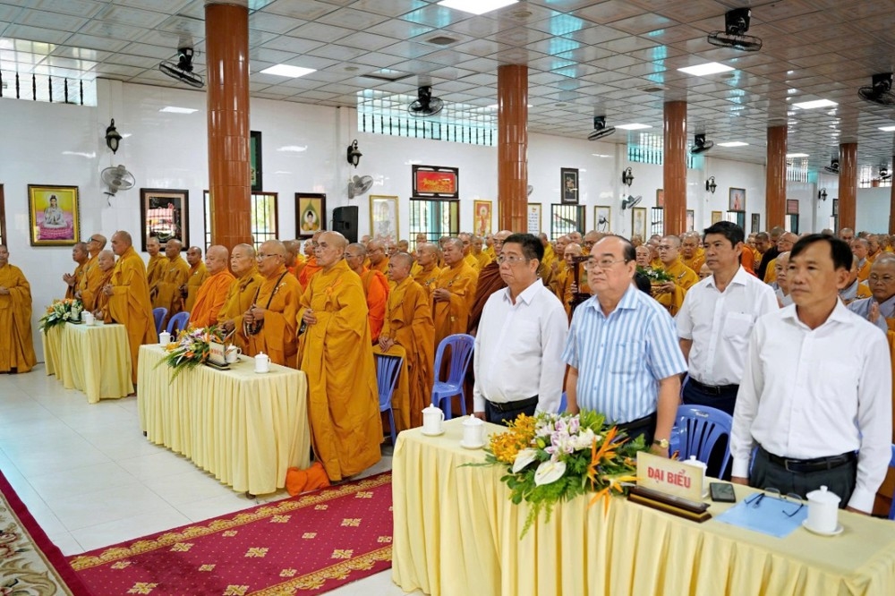 Chư tôn đức tăng ni và các đại biểu tham dự lễ khai giảng khóa An cư kiết hạ Phật lịch 2570.