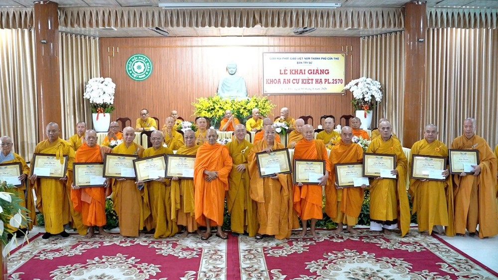 Chư tôn đức lãnh đạo Ban Trị sự Giáo hội Phật giáo Việt Nam trao Bằng tuyên dương đến các cá nhân.
