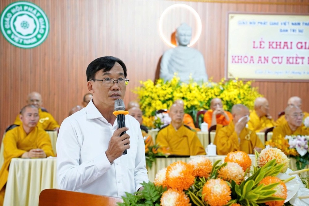 Ông Hồ Văn Phương - Phó Giám đốc Sở Dân tộc và Tôn giáo thành phố Cần Thơ phát biểu tại buổi lễ.