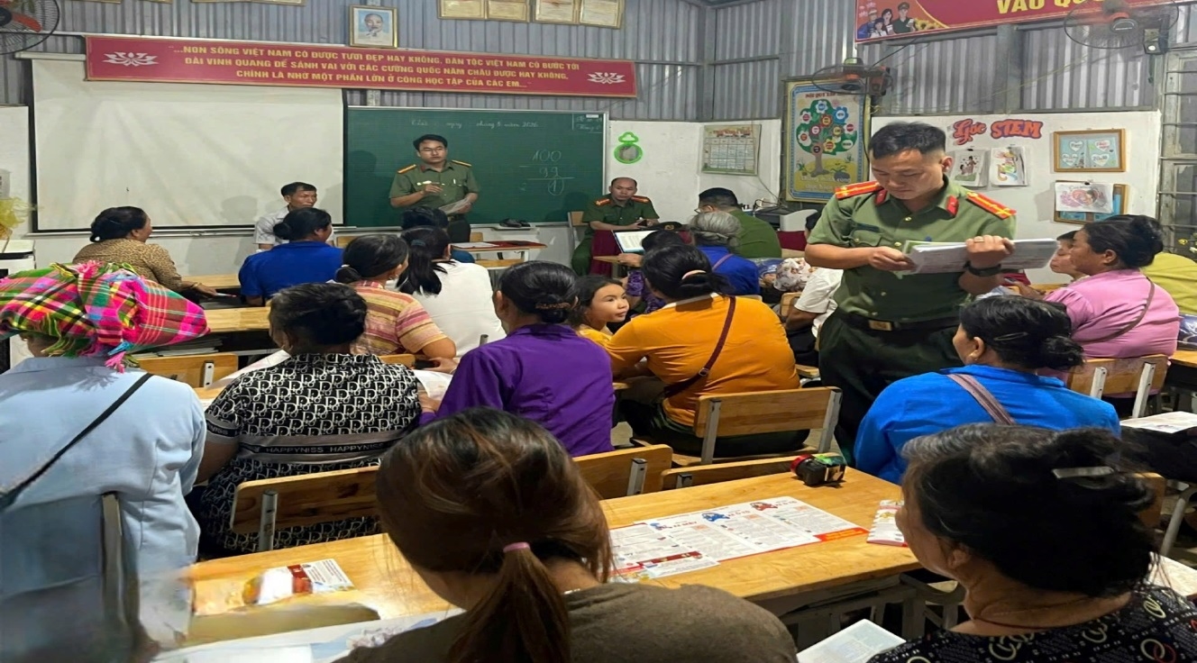 Cán bộ Phòng An ninh nội địa (Công an tỉnh Lai Châu) tuyên truyền, vận động người dân xã Sin Suối Hồ bảo tồn và phát huy bản sắc văn hóa 