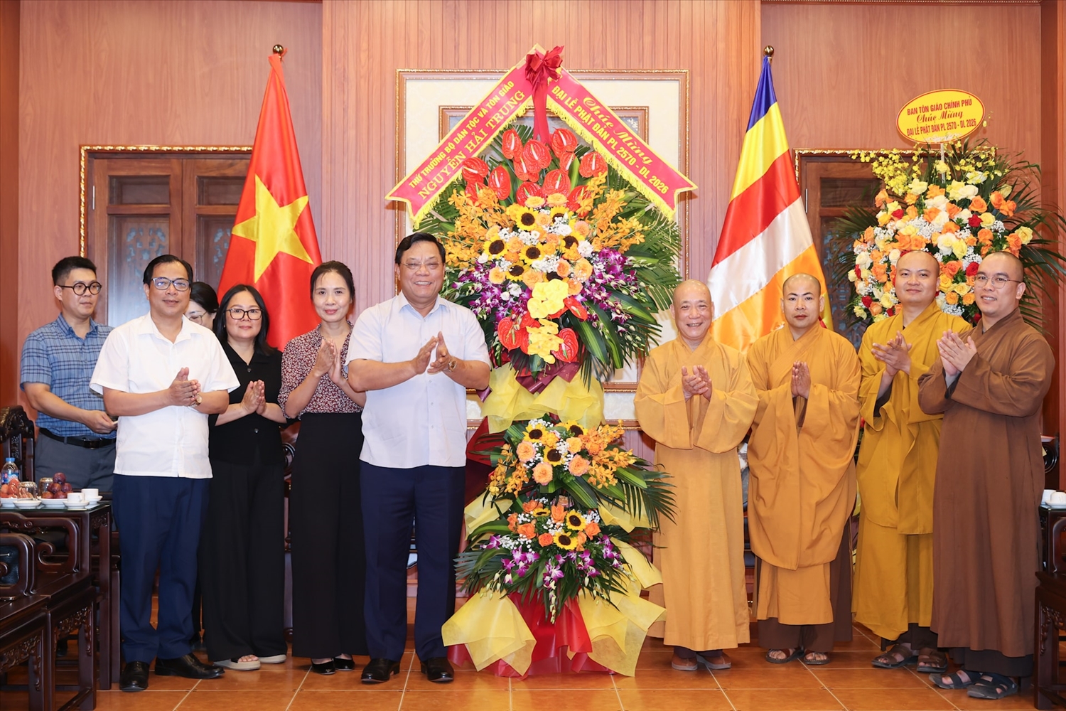 Đoàn công tác Bộ Dân tộc và Tôn giáo tặng lẵng hoa chúc mừng Phật đản 2026 đến Giáo hội Phật giáo Việt Nam Thành phố Hà Nội
