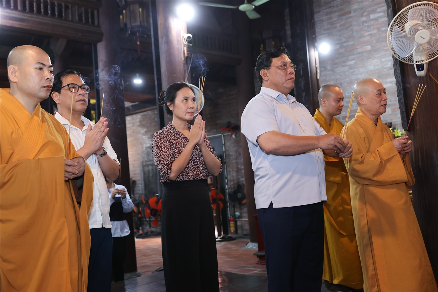  Thứ trưởng Nguyễn Hải Trung cùng các thành viên Đoàn công tác dâng hương lễ Phật tại chính điện chùa Bà Đá.