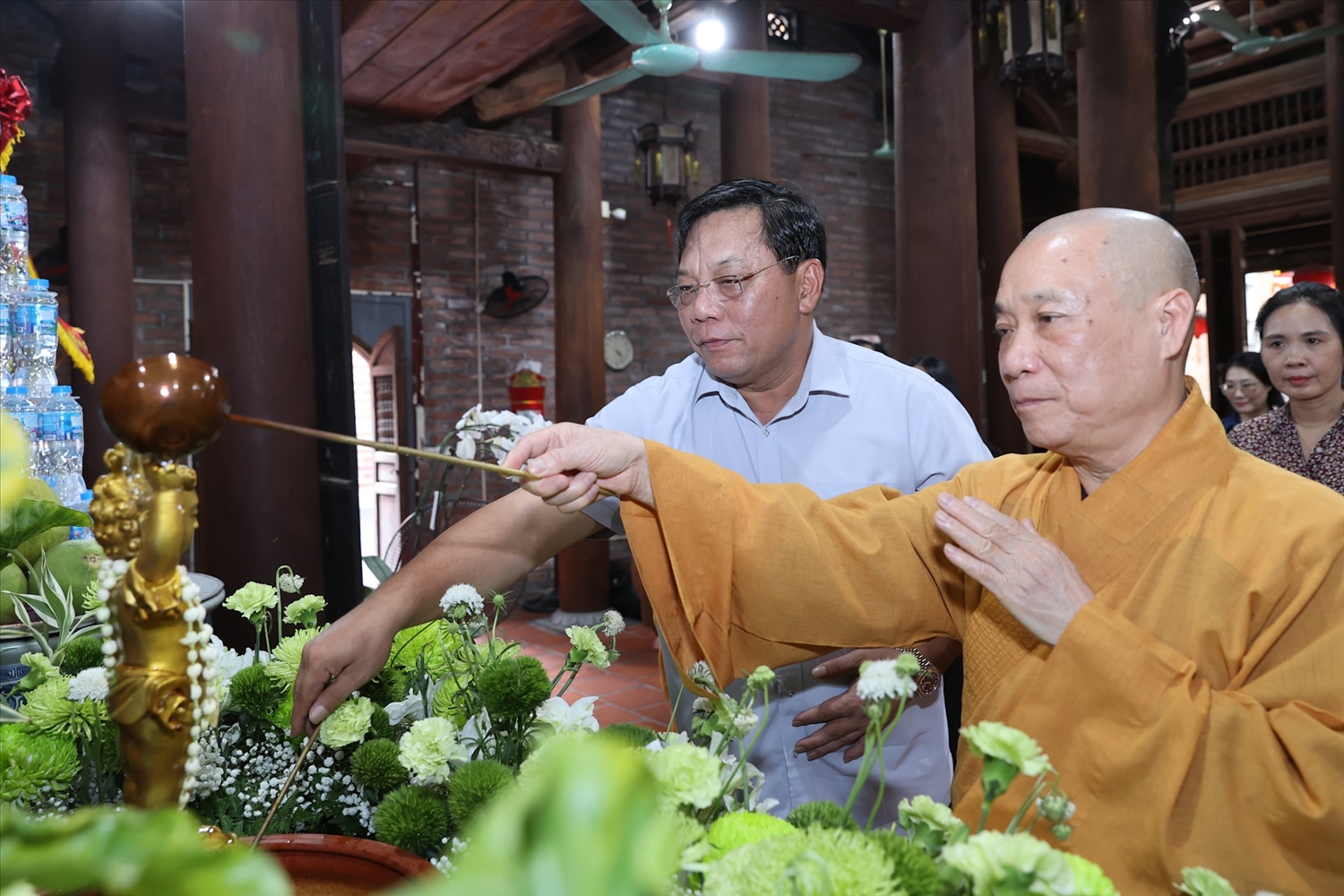Thứ trưởng Nguyễn Hải Trung cùng Hòa thượng Thích Bảo Nghiêm thực hiện nghi lễ tắm Phật tại chùa Bà Đá.