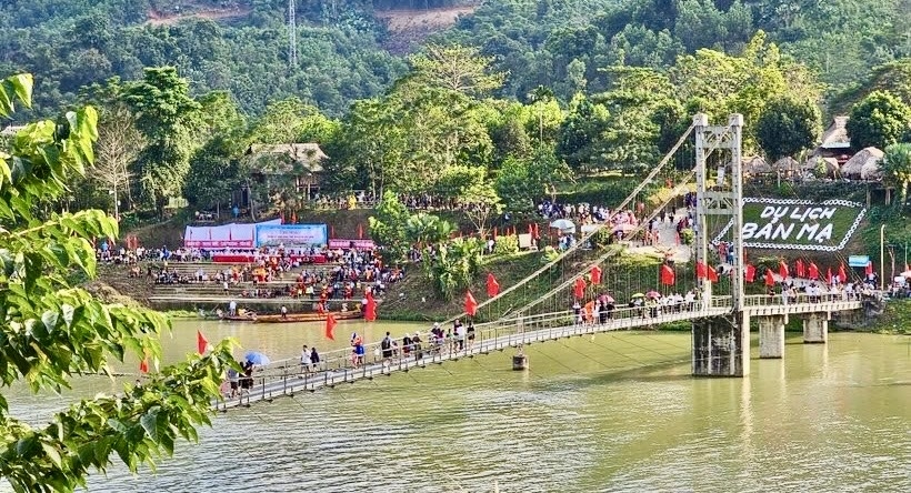 Nhờ nguồn lực từ Chương trình mục tiêu quốc gia phát triển kinh tế - xã hội vùng đồng bào dân tộc thiểu số và miền núi, bản Mạ (Thường Xuân) từng bước đổi thay diện mạo, trở thành điểm đến hấp dẫn trên bản đồ du lịch cộng đồng tỉnh Thanh Hóa