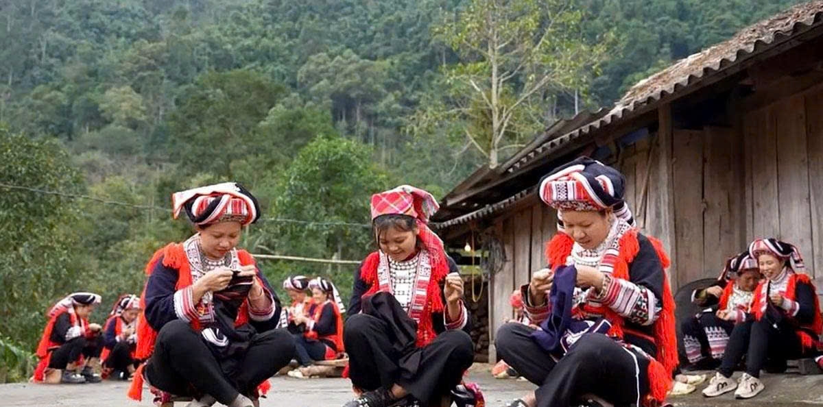 Phụ nữ Dao đỏ gìn giữ nghề thêu thổ cẩm truyền thống