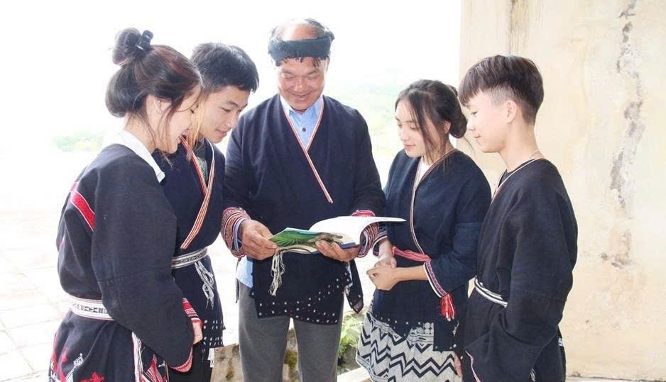 Nghệ nhân và các bạn trẻ người Dao Tiền nghiên cứu hồ sơ di sản của dân tộc.