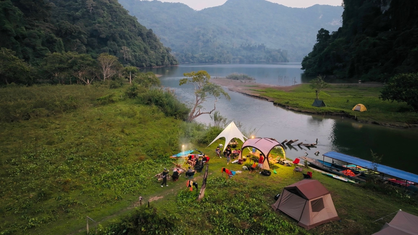 Camping không chỉ mang đến những phút giây nghỉ ngơi, thư giãn, đồng thời còn mang đến những trải nghiệm khác biệt cho du khách khi đến với hồ Ba Bể. Đây cũng là loại hình du lịch mà giới trẻ đang hướng đến
