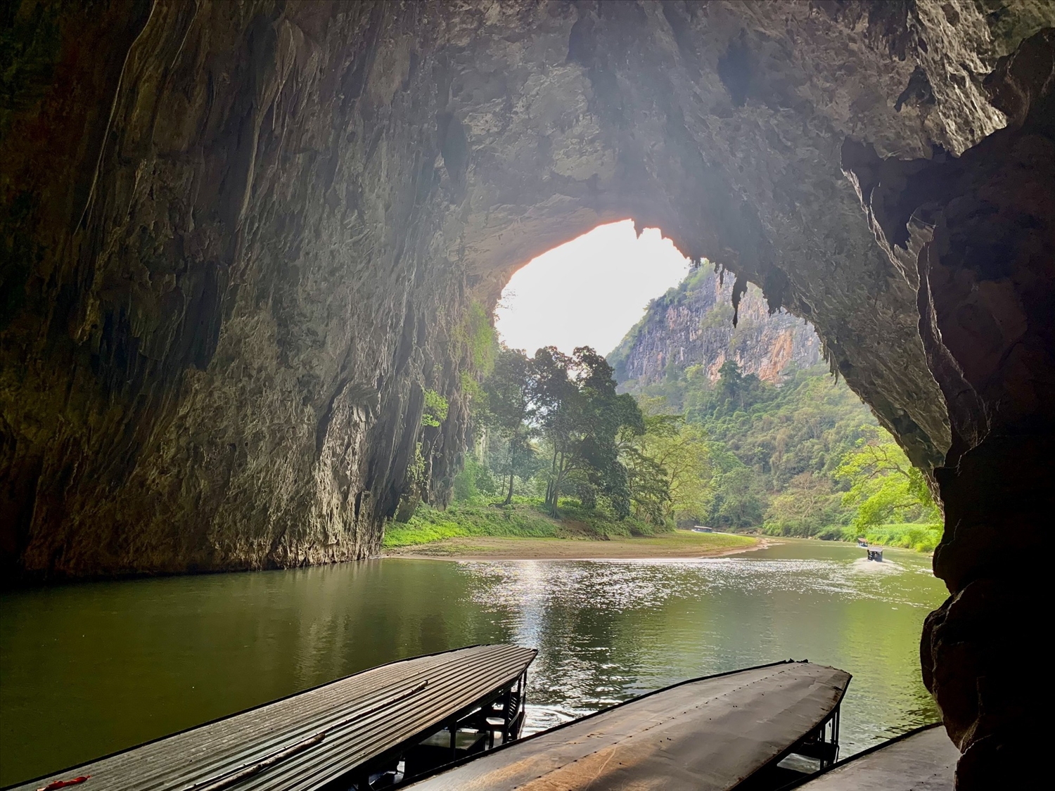 Về phía Bắc Vườn Quốc gia Ba Bể là Động Puông nằm trên núi đá vội Lũng Nham, với trần động cao hơn 20 mét, rộng trung bình 30 mét, lòng động là dòng sông Năng chảy qua với chiều dài gần 300 mét