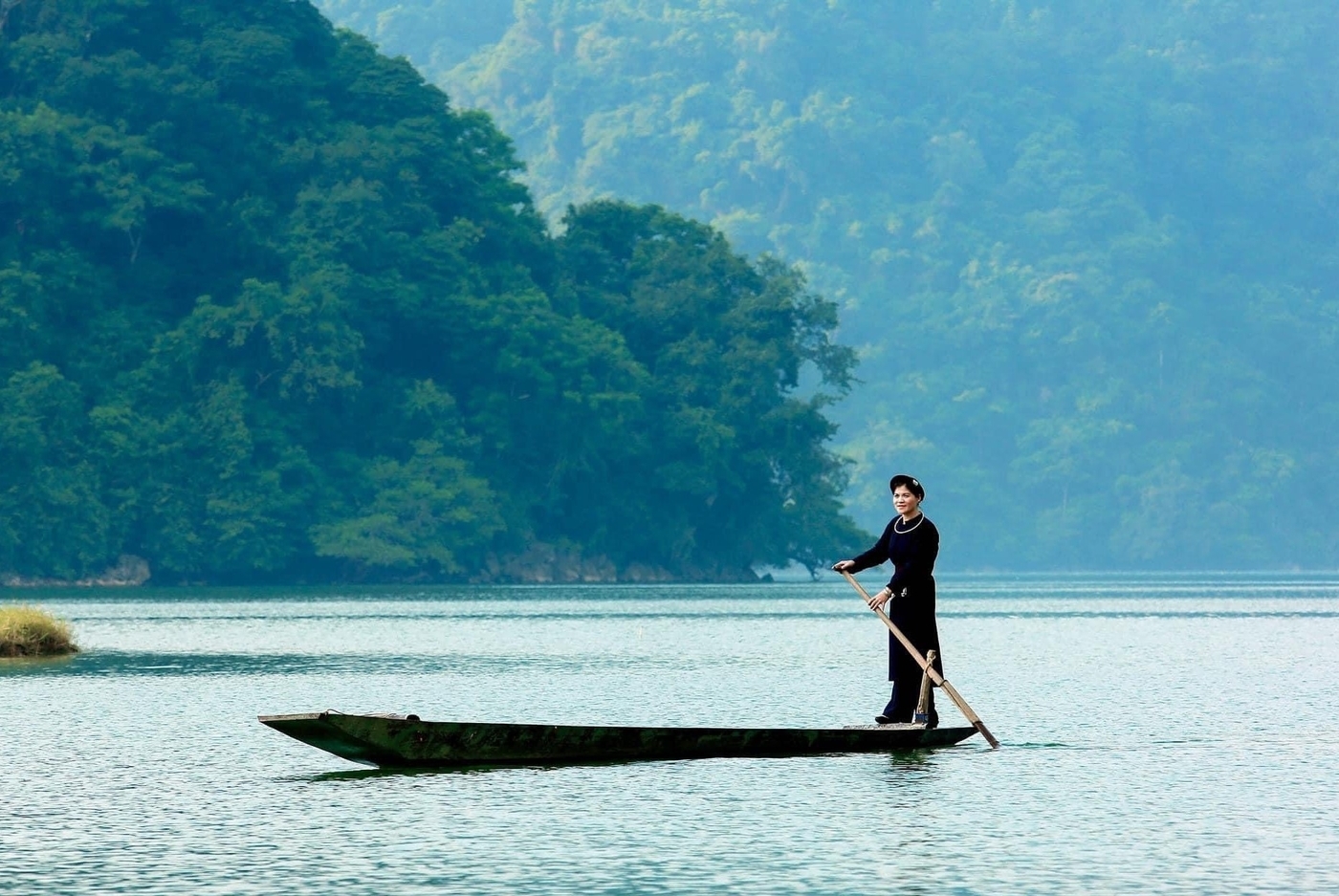 Đến với hồ Ba Bể, du khách sẽ được đắm mình trong cảnh sắc thiên nhiên tươi đẹp, được thưởng thức những món ăn truyền thống, được chèo thuyền độc mộc, được khám phá bản sắc văn hóa đặc sắc của đồng bào dân tộc nơi đây…