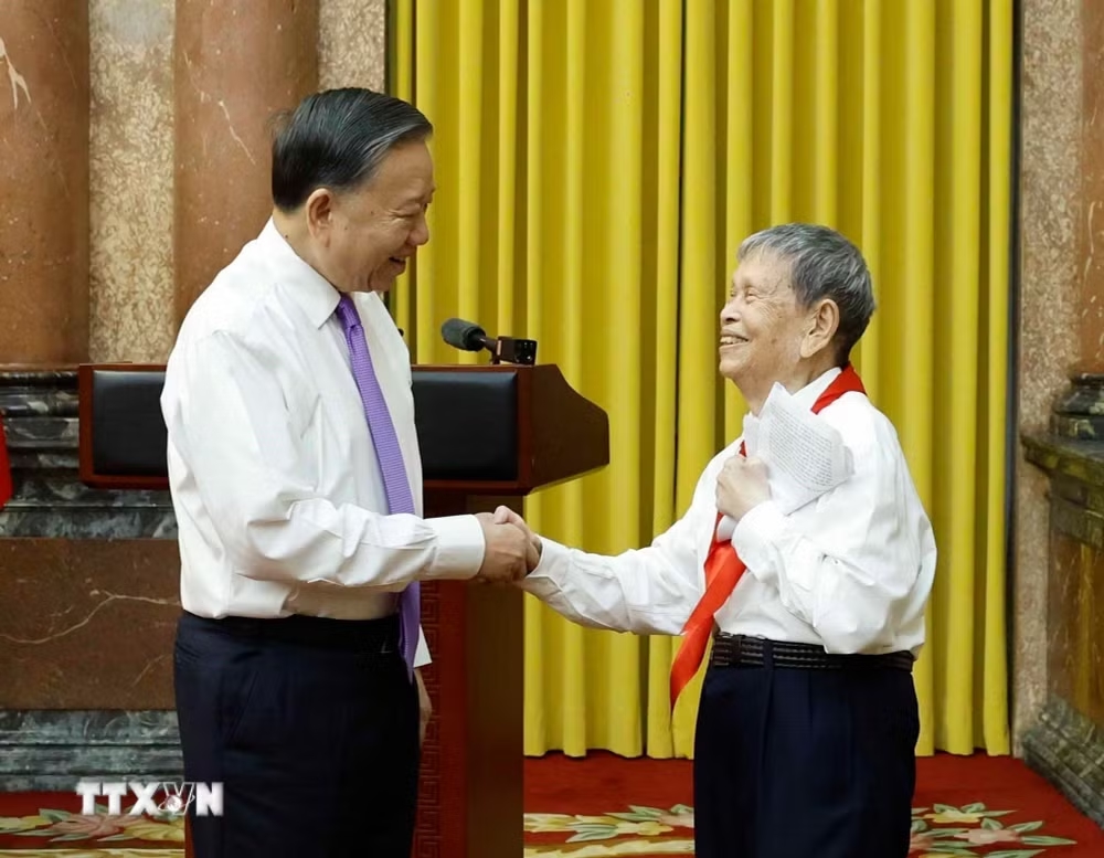 Tổng Bí thư, Chủ tịch nước Tô Lâm với Thầy giáo Nhân dân, Anh hùng Lao động Nguyễn Đức Thìn - người khởi xướng phong trào “Nghìn việc tốt” từ năm 1963, từng vinh dự được gặp Bác Hồ - Ảnh: TTXVN