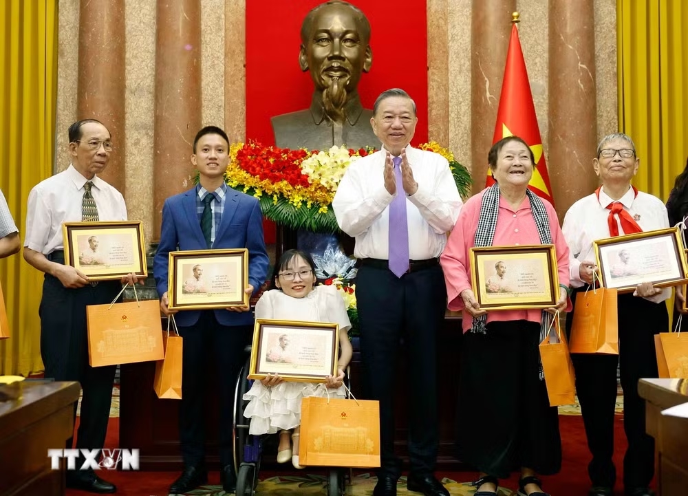 Tổng Bí thư, Chủ tịch nước Tô Lâm tặng quà cho các đại biểu - Ảnh: TTXVN