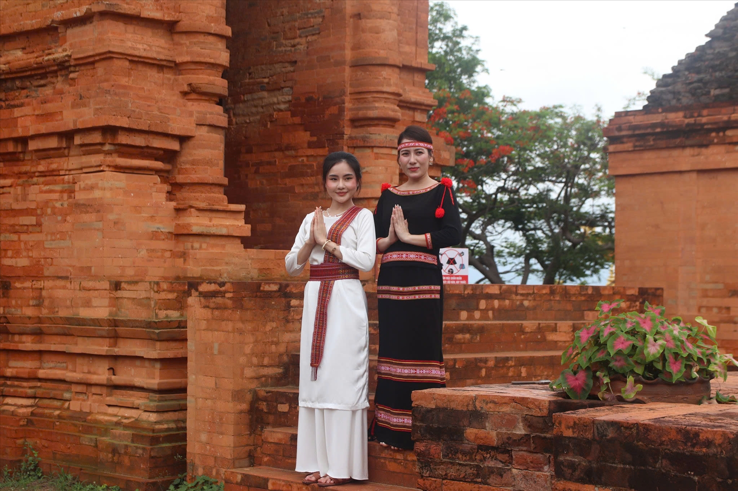 Những khoảnh khắc đẹp được lưu lại bên công trình kiến trúc Chămpa cổ kính tại tháp Pô Sah Inư