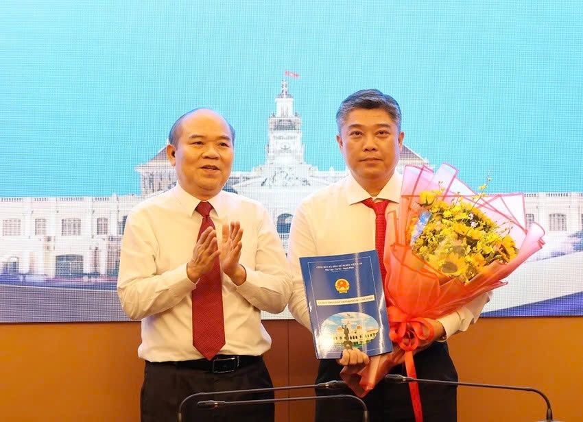 Phó Chủ tịch Ủy ban Nhân dân Thành phố Hồ Chí Minh Trần Văn Bảy trao Quyết định cho ông Lê Hoài Phong