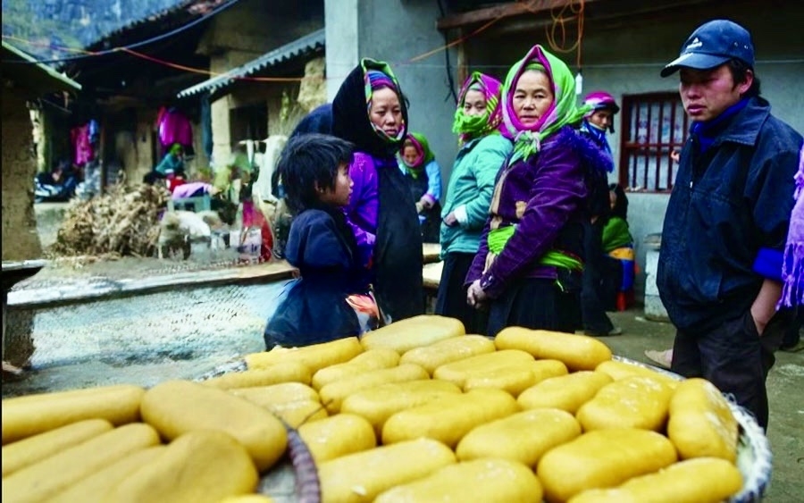Những chiếc bánh Láo Khoải vàng óng mang hương vị truyền thống, là món quà quen thuộc trong đời sống của đồng bào Mông vùng Tây Bắc